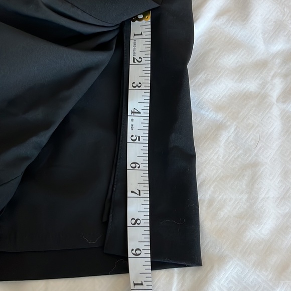 Banana Republic black lined stretch skirt, size 2, side zipper, slit in back - Picture 7 of 10